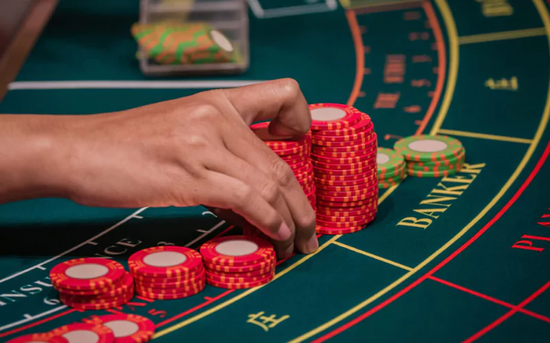 How to Play Baccarat featured